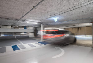 Véhicule flouté circulant dans un parking